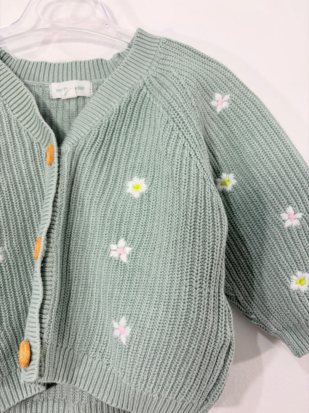Gilet fleuri brodé col v